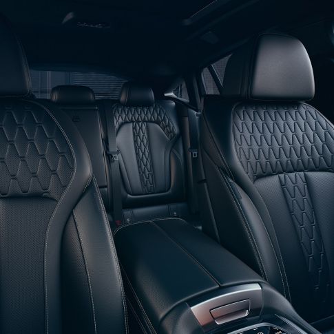 Tapiţeria BMW X6. Imagine din interiorul BMW X6 cu tapiţerie.