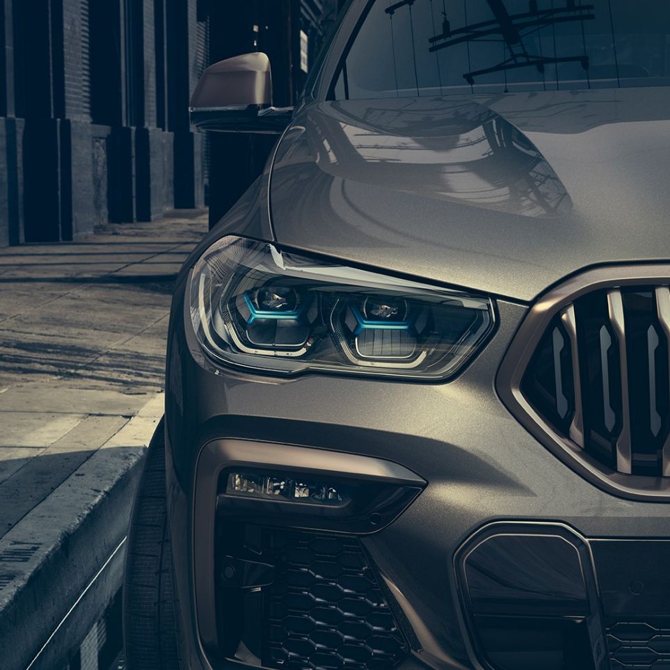 BMW Laserlight. Imagine în prim-plan cu farurile BMW Laserlight ale BMW X6.