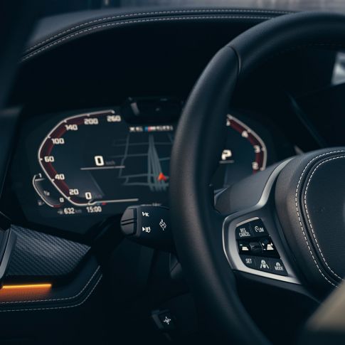 Sistemele BMW de asistare a conducătorului auto. Imagine în prim-plan cu interiorul BMW X6 cu panou de instrumente.