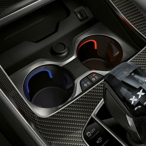 Suport de pahare cu sistem de reglare a temperaturii. Imagine în prim-plan cu interiorul BMW cu suport de pahare cu sistem de reglare a temperaturii.
