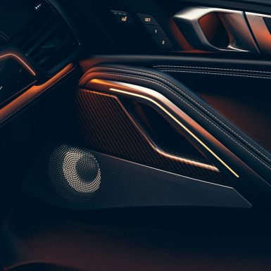 Difuzoarele BMW X6. Imagine în prim-plan din interiorul BMW cu difuzoare.