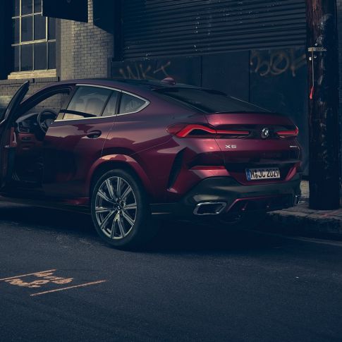 Imagine cu partea spate a BMW X6 Individual. Imagine cu trei sferturi din partea spate a BMW X6 Individual staţionând.