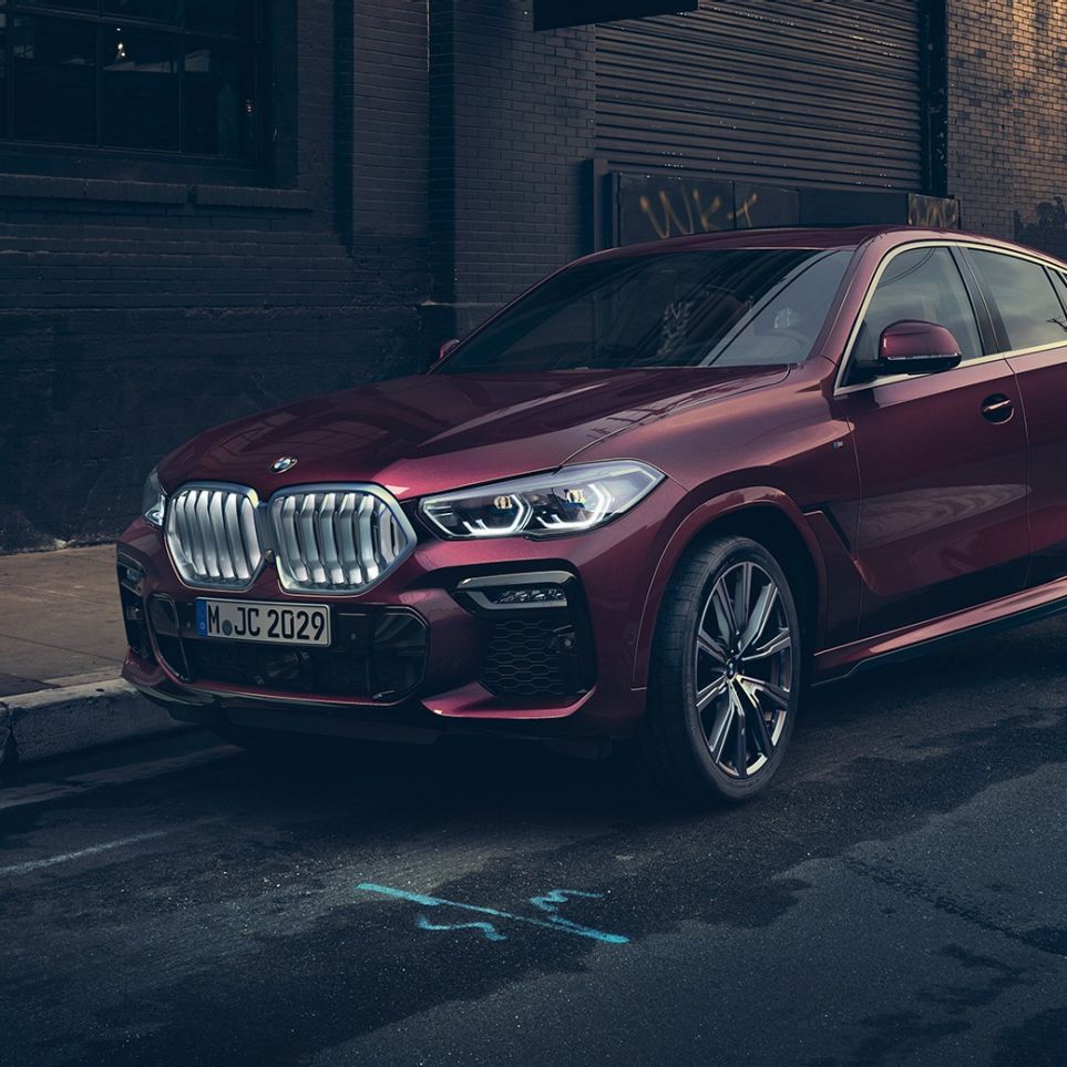 Exteriorul BMW X6 Individual. Imagine cu trei sferturi din partea frontală a BMW X6 Individual staţionând.