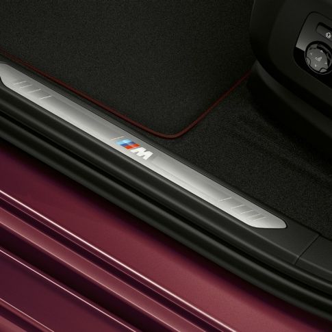 Pragurile portierelor BMW X6 Individual. Imagine în prim-plan cu interiorul BMW X6 Individual cu pragurile portierelor.
