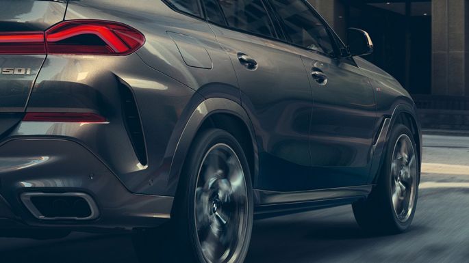 Suspensie M adaptivă „Professional”. Imagine cu trei sferturi din partea spate a BMW X6.