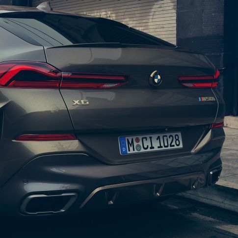 Sistemul de evacuare M Sport al BMW X6. Imagine în prim-plan cu sistemul de evacuare M Sport al BMW X6.