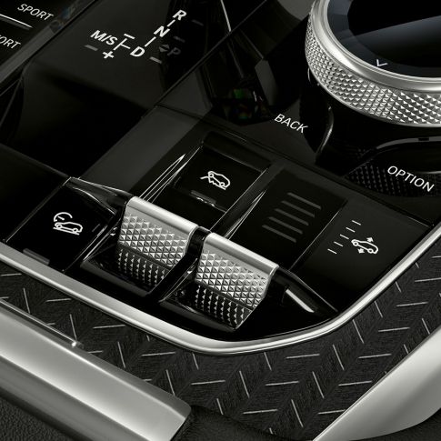 Consola centrală BMW X6. Imagine în prim-plan cu interiorul BMW X6 şi consola centrală.