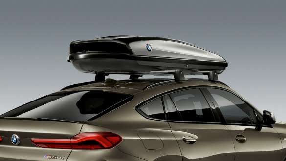 Imagine de la exterior cu o cutie portbagaj pentru plafon BMW 520, în negru/argintiu titan montată pe un BMW X6 G06 2019 Imagine de la exterior cu o cutie portbagaj pentru plafon BMW 520, în negru/argintiu titan montată pe un BMW X6 G06 2019