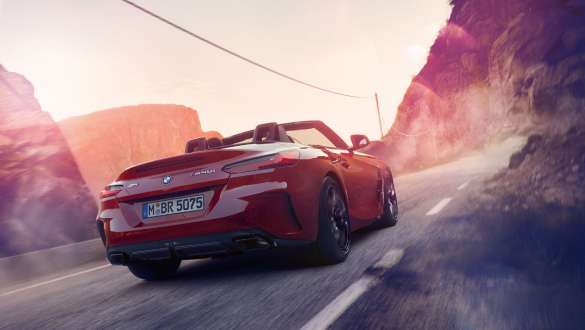 Direcţie variabilă sportivă a BMW Z4 Roadster Perspectivă spate BMW Z4 Roadster, rulând în munţi