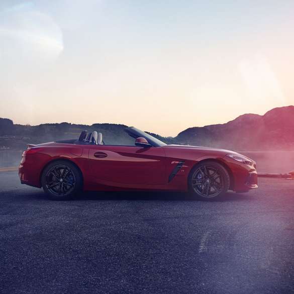 Imagine din lateral cu BMW Z4 Roadster Imagine din lateral cu BMW Z4 Roadster în faţa unui peisaj montan