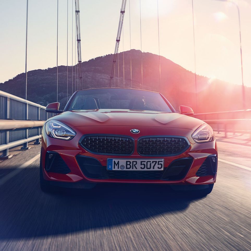 BMW Z4 Roadster pe un pod Imagine din faţă cu BMW Z4 Roadster pe un pod