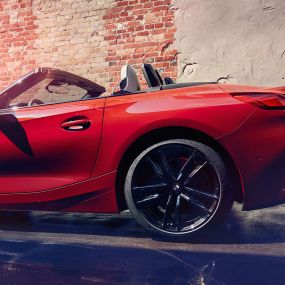 Imagine din lateral cu BMW Z4 Roadster Imagine din lateral cu BMW Z4 Roadster în faţa unui perete din cărămidă