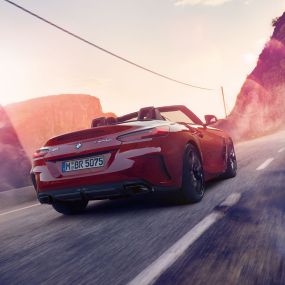 Imagine din spate cu BMW Z4 Roadster Imagine din spate cu BMW Z4 Roadster pe un drum de ţară