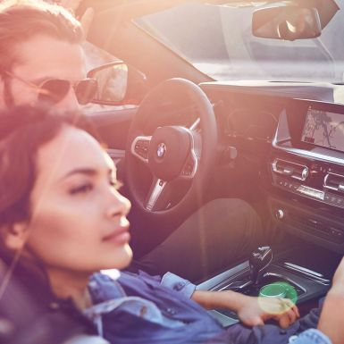 BMW Z4 Roadster cu o femeie şi un bărbat O femeie cu păr închis la culoare şi un bărbat în BMW Z4 Roadster