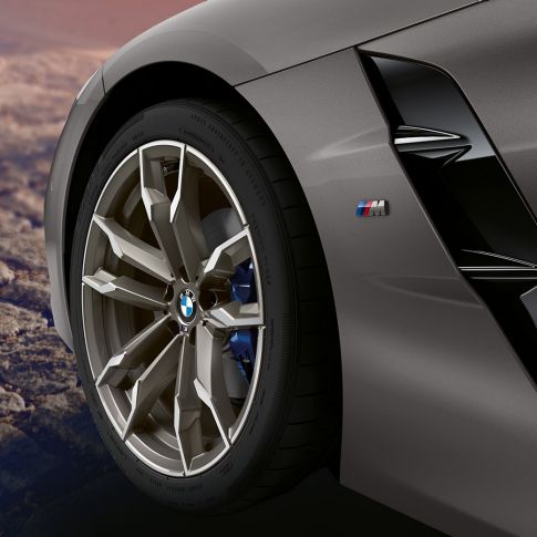 Roata din faţă a BMW Z4 Roadster Roata din faţă a unui BMW Z4 Roadster gri
