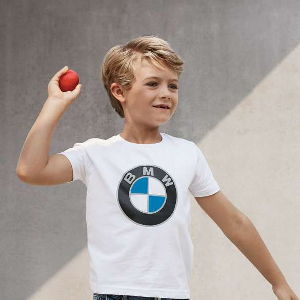 Colecţia BMW pentru copii. Un băiat poartă produse din Colecţia BMW pentru copii.