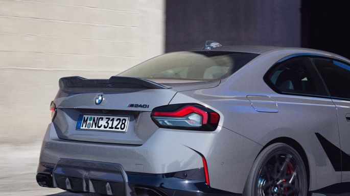 Imagine cu trei sferturi din partea din spate a BMW Seria 2 Coupé; G42 Imagine cu trei sferturi din partea din spate a BMW Seria 2 Coupé; G42, cu accesorii BMW M Performance