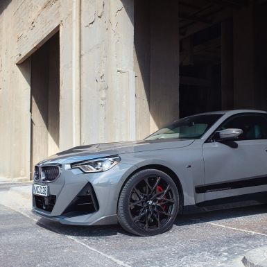 Imagine în prim plan cu trei sferturi din partea laterală a BMW Seria 2 Coupé; G42 Imagine în prim plan cu trei sferturi din partea laterală a BMW Seria 2 Coupé; G42, cu accesorii BMW M Performance