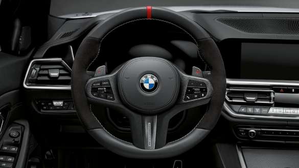 Volanul M Performance al BMW Seria 3 Sedan G20, cu accesorii M Performance Imagine în prim plan cu volanul M Performance al BMW Seria 3 Sedan G20, cu accesorii M Performance
