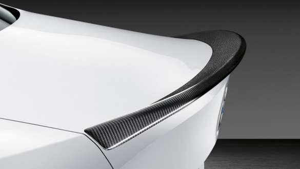 Spoilerul M Performance din fibră de carbon al BMW Seria 3 Sedan G20 cu accesorii M Performance Imagine în prim plan cu spoilerul M Performance din fibră de carbon al BMW Seria 3 Sedan G20 cu accesorii M Performance