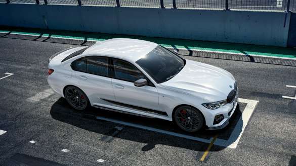 BMW Seria 3 Sedan G20, cu accesorii BMW M Performance Imagine cu trei sferturi din partea laterală a BMW Seria 3 Sedan G20, accesorii BMW M Performance
