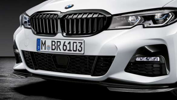 Grila frontală M a BMW Seria 3 Sedan G20, negru lucios, cu accesorii M Performance Imagine în prim plan cu grila frontală M a BMW Seria 3 Sedan G20, negru lucios, cu accesorii M Performance