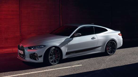 BMW Seria 4 Coupé, G22, cu accesorii BMW M Performance Imagine cu trei sferturi din partea laterală a BMW Seria 4 Coupé G22, cu accesorii BMW M Performance