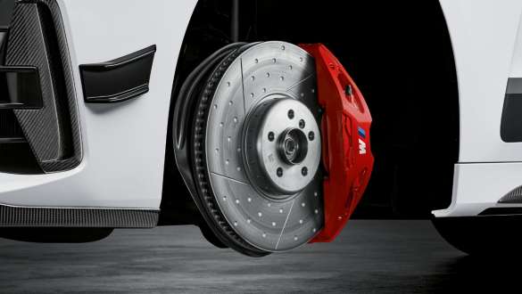 Sistemul de frânare M Performance de 18” al BMW Seria 4 Coupé G22, cu accesorii M Performance Imagine de detaliu cu sistemul de frânare M Performance de 18” al BMW Seria 4 Coupé G22, cu accesorii M Performance