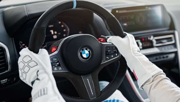 Volanul M Performance Pro al BMW M8 Competition Coupé, F92, cu accesorii M Performance Imagine în detaliu cu volanul M Performance Pro al BMW M8 Competition Coupé, F92, cu accesorii M Performance
