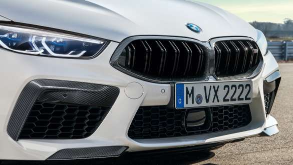 Accesoriile M Performance ale grilei frontale M Performance din fibră de carbon a BMW M8 Competition Coupé F92 Imagine în detaliu cu accesoriile M Performance ale grilei frontale M Performance din fibră de carbon a BMW M8 Competition Coupé F92