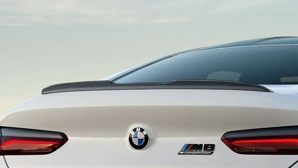 Spoilerul spate M Performance Pro din fibră de carbon al BMW M8 Competition Coupé F92, cu accesorii M Performance Imagine în detaliu cu spoilerul spate M Performance Pro din fibră de carbon al BMW M8 Competition Coupé F92, cu accesorii M Performance