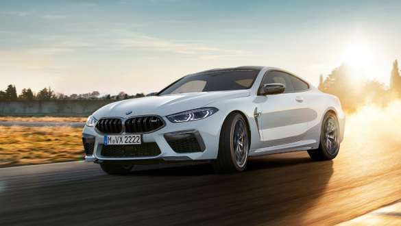 BMW M8 Coupé, F92, cu accesorii BMW M Performance Imagine cu trei sferturi din partea frontală a BMW M8 Coupé, F92, cu accesorii BMW M Performance