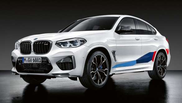 BMW X4 M F98 cu accesorii M Performance Imagine cu trei sferturi din partea din spate a BMW X4 M F98, cu accesorii M Performance