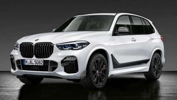 BMW X5 G05, cu accesorii M Performance Imagine cu trei sferturi din partea frontală a BMW X5 G05, cu accesorii M Performance