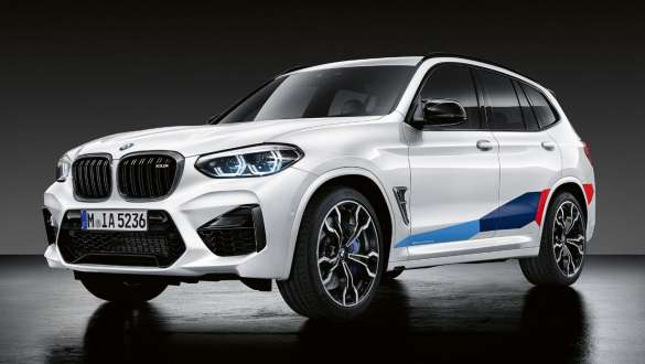 BMW X3 M F97 cu accesorii M Performance Imagine cu trei sferturi din partea frontală a BMW X3 M F97 cu accesorii M Performance