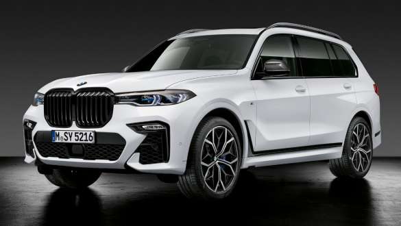 BMW X7 G07, cu accesorii M Performance Imagine cu trei sferturi din partea frontală a BMW X7 G07, cu accesorii M Performance