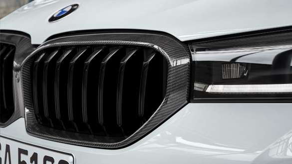 Grila frontală M Performance din fibră de carbon a BMW Seria 5 Sedan G30, cu accesorii M Performance Imagine în prim plan cu grila frontală M Performance din fibră de carbon a BMW Seria 5 Sedan G30, cu accesorii M Performance