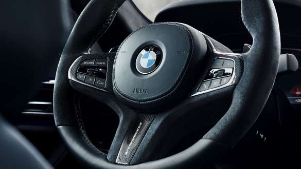 Volanul M Performance al BMW Seria 5 Sedan G30, cu accesorii M Performance Imagine în prim plan cu volanul M Performance al BMW Seria 5 Sedan G30, cu accesorii M Performance