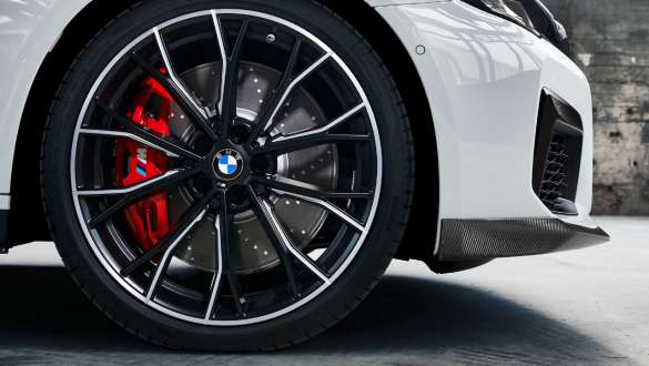 Jante M Performance forjate Double-spoke de 20”, tip 669 M ale BMW Seria 5 Sedan G30, cu accesorii M Performance Imagine în prim plan cu jantele M Performance forjate Double-spoke de 20”, tip 669 M ale BMW Seria 5 Sedan G30, cu accesorii M Performance