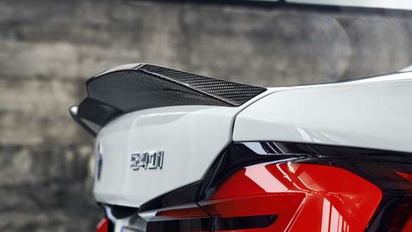 Spoilerul spate M Performance Pro din fibră de carbon al BMW Seria 5 Sedan G30, cu accesorii M Performance Imagine în prim plan cu spoilerul spate M Performance Pro din fibră de carbon al BMW Seria 5 Sedan G30, cu accesorii M Performance