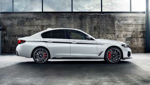 BMW Seria 5 Sedan G30, cu accesorii BMW M Performance Imagine cu partea laterală a BMW Seria 5 Sedan G30, cu accesorii BMW M Performance