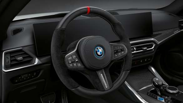 Volanul M Performance al BMW i4 G26 BEV, cu accesorii M Performance Imagine de detaliu cu volanul M Performance al BMW i4 G26 BEV, cu accesorii M Performance