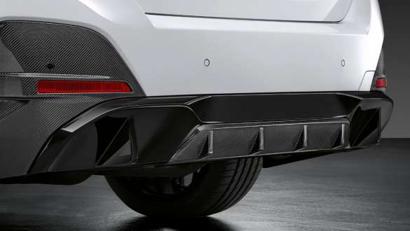 Difuzorul spate M Performance din fibră de carbon al BMW i4 G26 BEV, cu accesorii M Performance Imagine de detaliu cu difuzorul spate M Performance din fibră de carbon al BMW i4 G26 BEV, cu accesorii M Performance