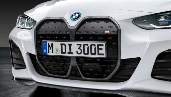 Grila frontală M Performance din fibră de carbon a BMW i4 G26 BEV, cu accesorii M Performance Imagine de detaliu cu grila frontală M Performance din fibră de carbon a BMW i4 G26 BEV, cu accesorii M Performance