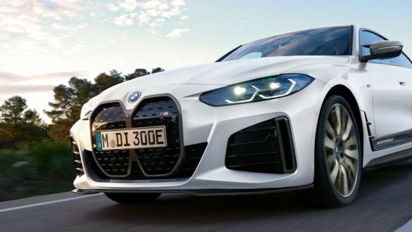 BMW i4 G26 BEV, cu accesorii BMW M Performance Imagine cu trei sferturi din partea frontală a BMW i4 G26 BEV, cu accesorii BMW M Performance