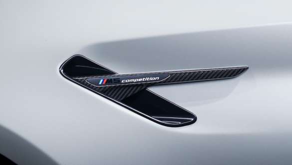 Elementul decorativ „Air Breather” M Performance din fibră de carbon al BMW M5 F90 M cu accesorii M Performance Imagine în prim plan cu elementul decorativ „Air Breather” M Performance din fibră de carbon al BMW M5 F90 M cu accesorii M Performance