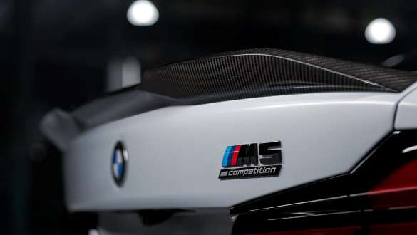Spoilerul spate M Performance Pro din fibră de carbon al BMW M5 F90, cu accesorii M Performance Imagine în prim plan cu spoilerul spate M Performance Pro din fibră de carbon al BMW M5 F90, cu accesorii M Performance