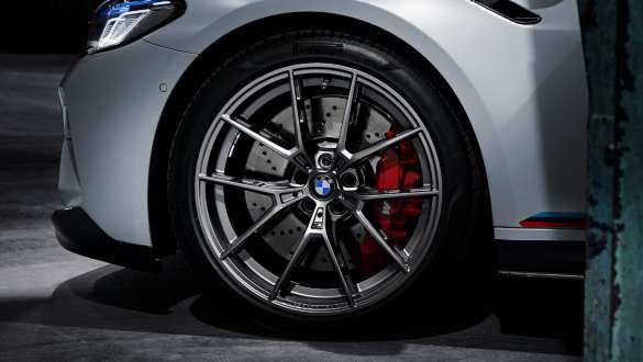 Jante M Performance forjate Y-spoke de 20”, tip 863 M, Gri Ferric mat ale BMW M5 F90, cu accesorii M Performance Imagine în prim plan cu jantele M Performance forjate Y-spoke de 20”, tip 863 M, Gri Ferric mat ale BMW M5 F90, cu accesorii M Performance