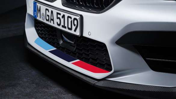 Splitter-ul frontal M Performance din fibră de carbon al BMW M5 F90, cu accesorii M Performance Imagine în prim plan cu splitter-ul frontal M Performance din fibră de carbon al BMW M5 F90, cu accesorii M Performance