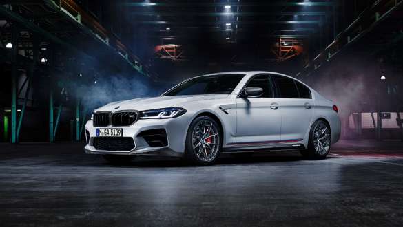 BMW M5 F90, cu accesorii BMW M Performance Imagine cu trei sferturi din partea frontală a BMW M5 F90, cu accesorii BMW M Performance